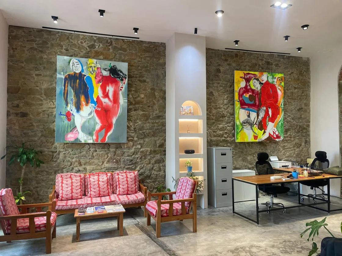 Interior de galería con obras contemporáneas